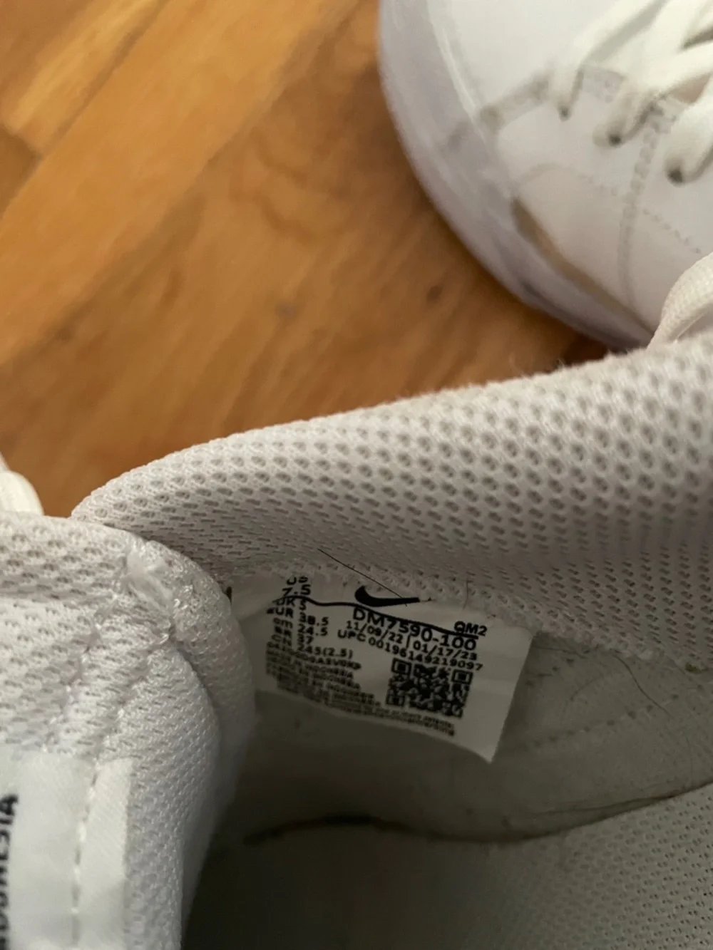 Nike White Black Cream Women’s Sneakers - Picture 5 of 5